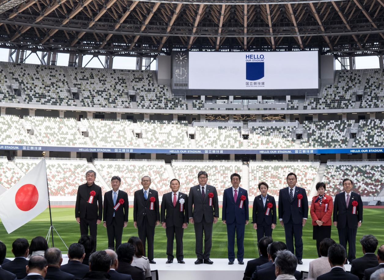 Thủ tướng Nhật Bản Abe Shinzo cùng các quan chức trong lễ khai trương sân vận động quốc gia mới ở Tokyo ngày 15.12. Ảnh: Reuters