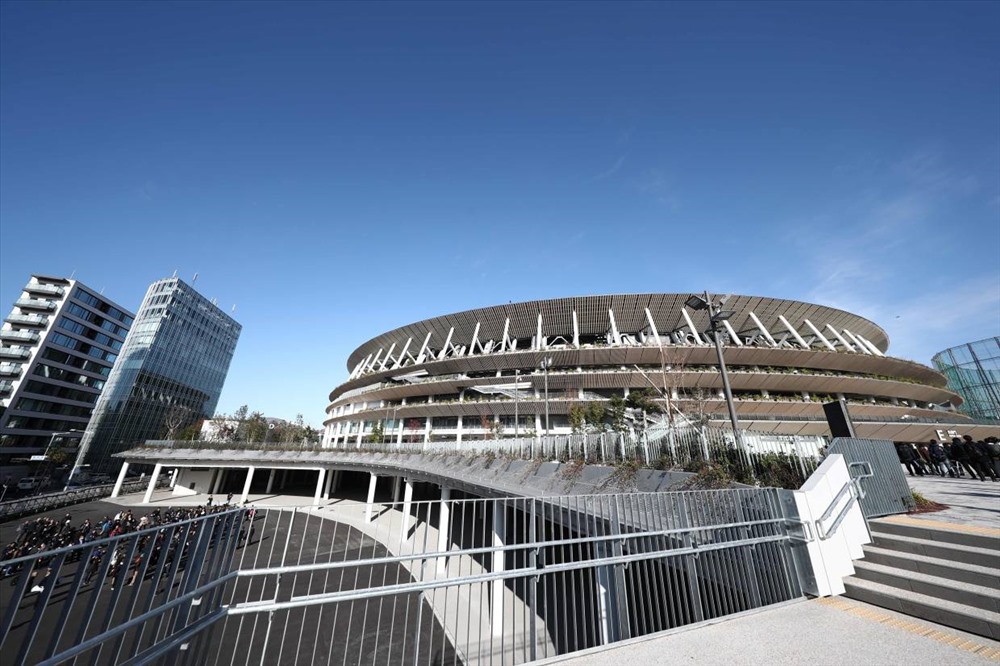 Kiến trúc sư nổi tiếng Kengo Kuma đã thiết kế sân vận động theo phong cách truyền thống của Nhật Bản, với việc sử dụng mái bằng gỗ giúp sân vận động hòa mình vào môi trường xung quanh ở trung tâm Tokyo. Ảnh: AFP