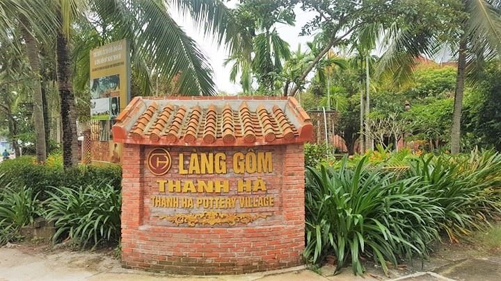 Đến với làng gốm Thanh Hà (phố cổ Hội An, tỉnh Quảng Nam), chúng ta dễ dàng bắt gặp hình ảnh những vị khách nước ngoài thích thú trải nghiệm “nặn đất sét“. Ảnh: Thanh Chung