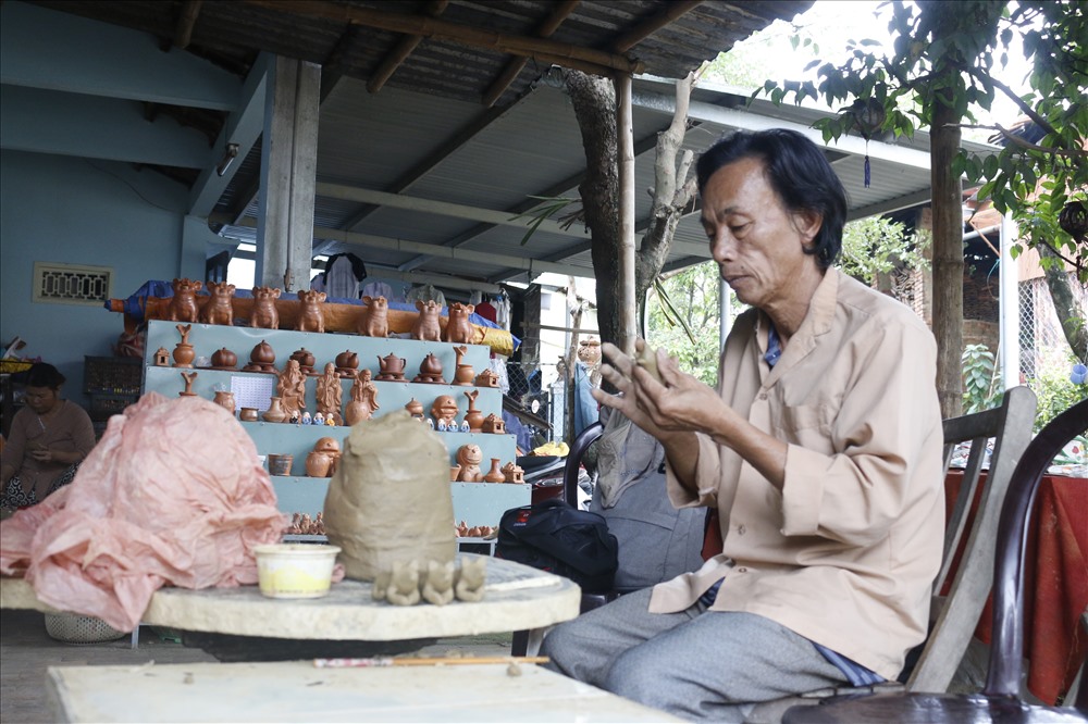 10 năm về trước, ông Nguyễn Sáu (56 tuổi, khối phố Nam Diêu) chưa từng nghĩ tới chuyện trở về làng để nối nghiệp làm gốm của tổ tiên. “Hồi đó, gia đình có truyền thống làm gốm nhưng tôi bôn ba khắp nơi, theo cái nghề thợ mộc ăn nên làm ra. Chừng chục năm gần đây, bệnh tật khiến sức khỏe suy yếu được chị gái truyền đạt kinh nghiệm từ đó tôi quyết định dựng cơ ngơi sản xuất đồ gốm để cùng bà con trong làng tiếp tục vực dậy nghề truyền thống“, ông Sáu nói.