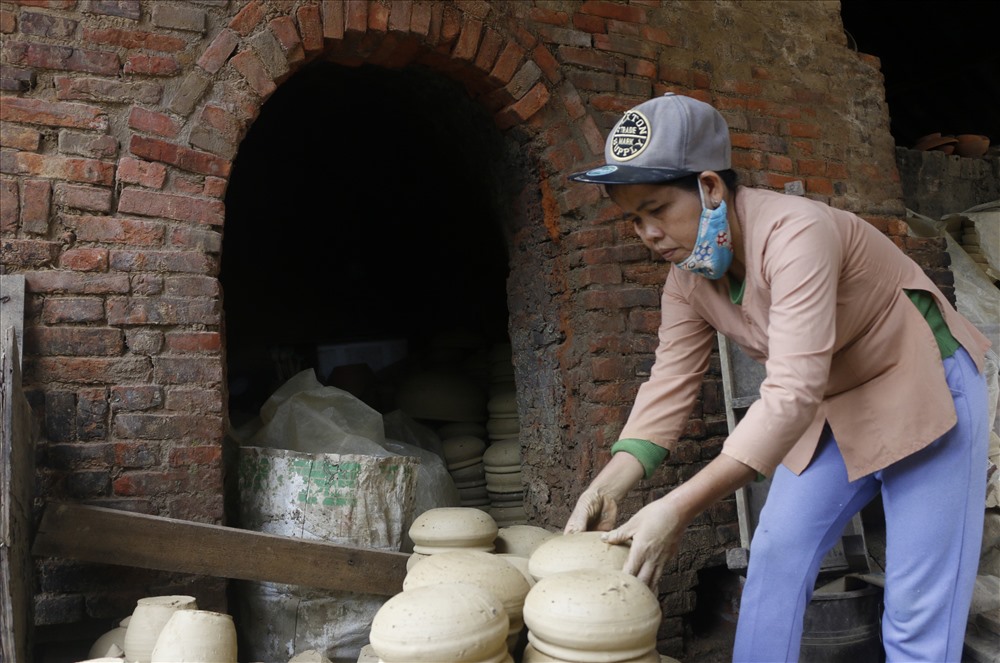 Làng gốm 500 năm tuổi đã có những lúc suy, thịnh. Nhiều người đã rời làng tìm công việc mưu sinh khác nhưng hiện tại, đã có nhiều người quay về với làng, nghề truyền thống và có cuộc sống ổn định hơn trước. Ảnh: Thanh Chung