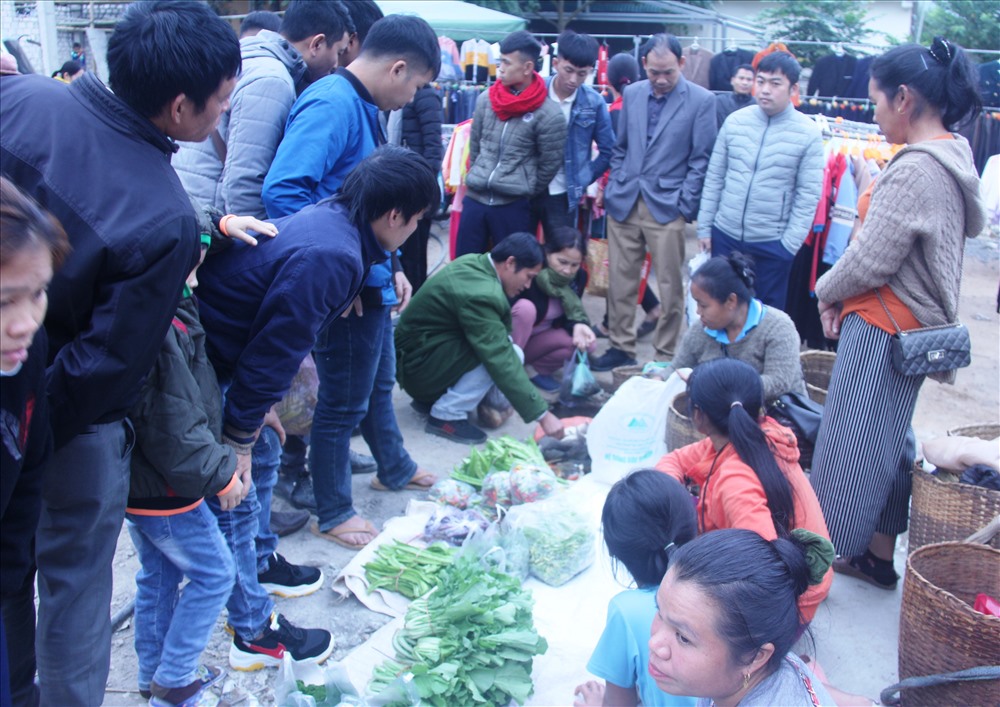 Những sản vật dân dã của nương rẫy, núi rừng được bày bán ở chợ phiên Na Mèo, Ảnh: Nguyễn Trường