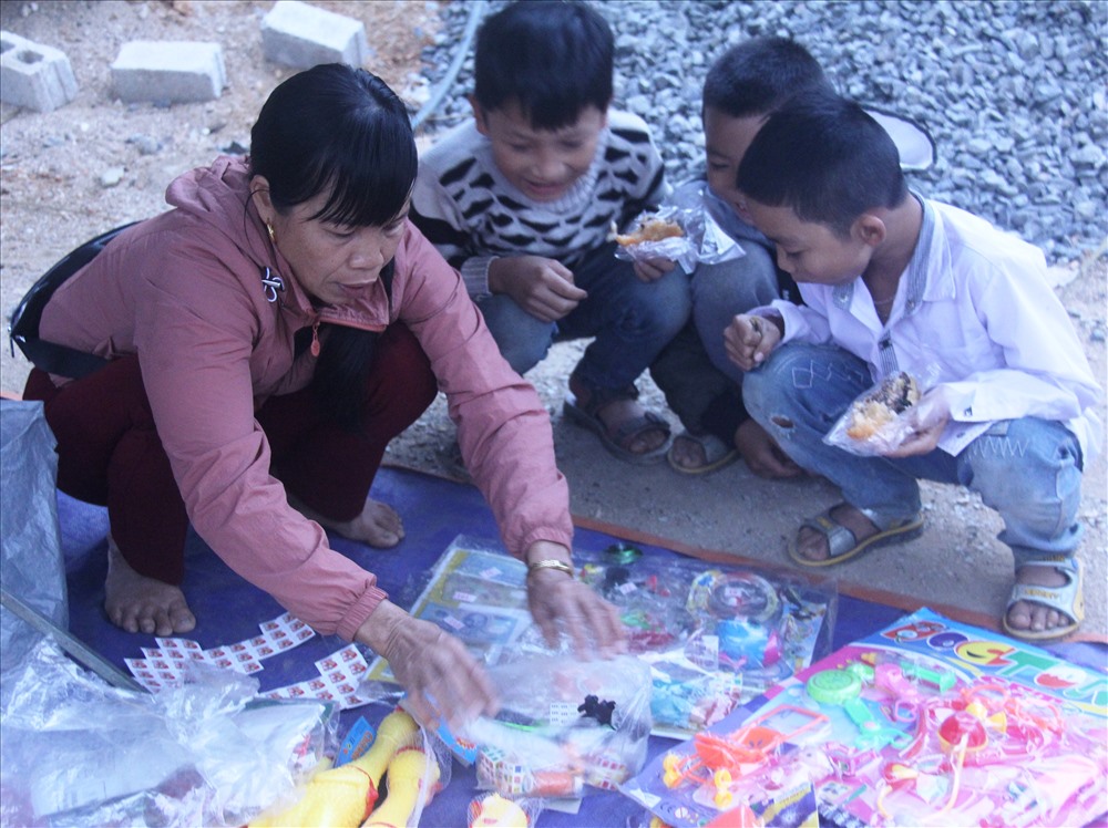 Trẻ em đến chợ phiên Na Mèo  (Thanh Hóa) vui như đi hội. Ảnh: Nguyễn Trường