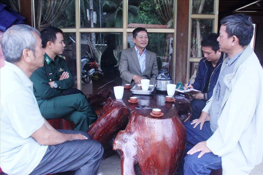 Trò chuyện với ông Trưởng bản 83 Vi Thanh Nghị, dân tộc Thái (người phía trong, ở giữa) bên cạnh Cửa khẩu quốc tế Na Mèo (Thanh Hóa), Ảnh: Nguyễn Trường
