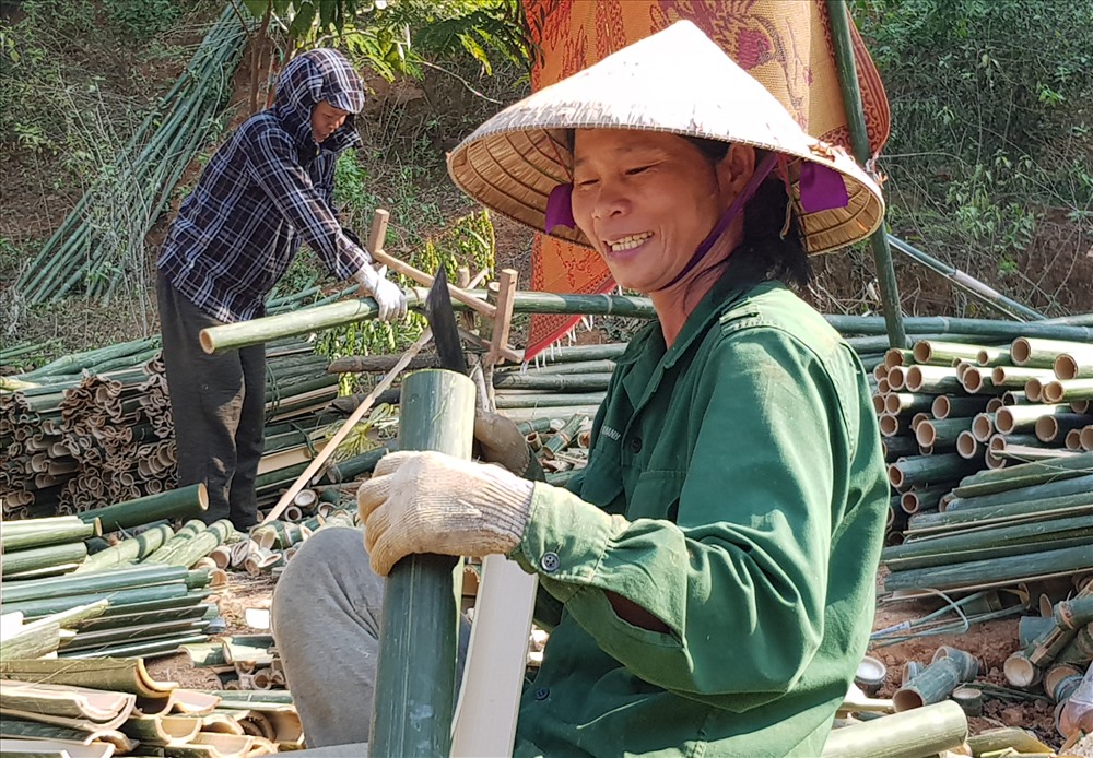 Bà con huyện Na Sơn (Thanh Hóa) phấn khởi với cây vầu xóa nghèo Ảnh: Nguyễn Trường