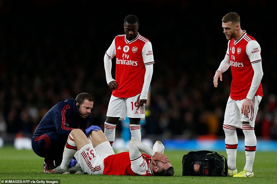 Chấn thương của Kolasinac càng khiến nhân sự ở hàng thủ Arsenal gặp khủng hoảng. Ảnh: Getty Images