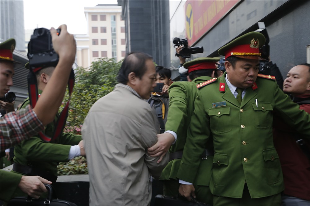 Cựu Bộ trưởng Trương Minh Tuấn cũng bị tạm giam, bị cảnh sát dẫn giải đưa vào phòng xử.