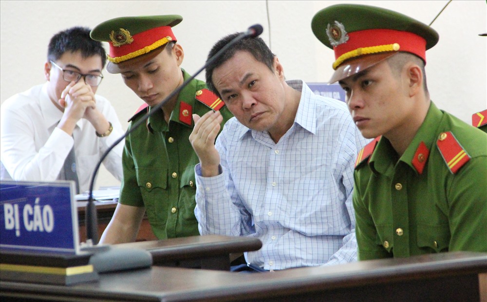 Bị cáo Hùng cùng cấp dưới là bị cáo Lộc bị đề nghị tuyên phạt 15-17 năm tù.