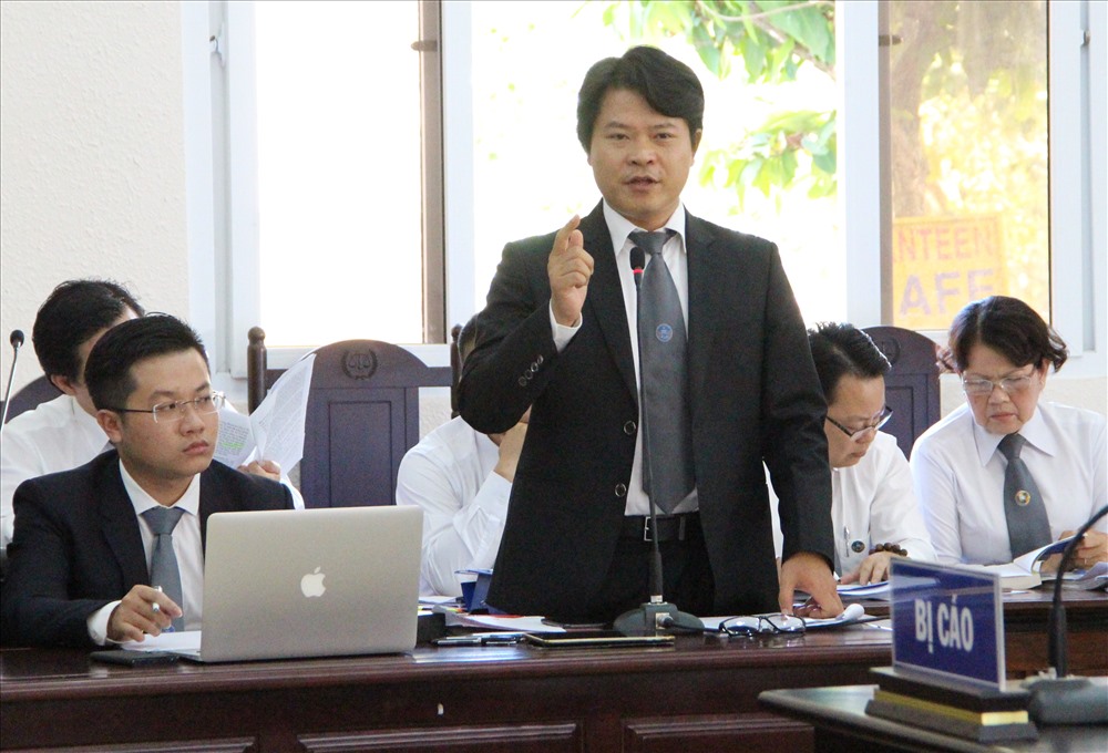 Luật sư Trần Minh Hải bào chữa cho bị cáo Hùng.