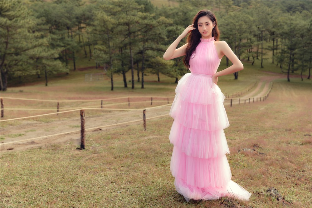 Trong chiếc váy hồng ngọt ngào của nhà thiết kế Lê Thanh Hoà, Lương Thuỳ Linh khéo léo khoe trọn vẻ đẹp nữ tính, trong sáng ở độ tuổi 19. Ảnh: Nguyễn Trường Sơn.