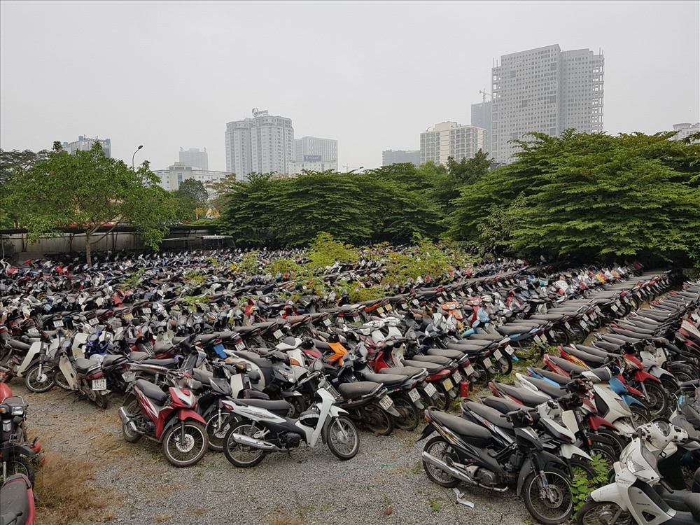 Hiện bãi tạm giữ phương tiện Nam Trung Yên có khoảng gần 2.000 xe trong đó 98% là mô tô xe máy. Nhiều phương tiện tồn tại ở bãi từ năm 2016. Theo nhân viên trông giữ bãi xe này tháng 10.2019 vừa qua, Phòng CSGT Hà Nội đã bốc chuyển đi hơn 600 xe cũ nát và dự kiến trong thời gian tới sẽ bốc tiếp vài trăm xe nữa.