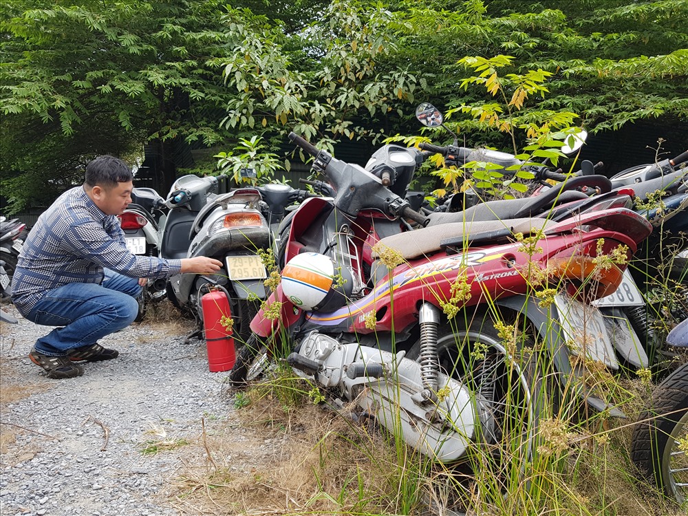 Những chiếc xe máy “vô chủ” đã bị hoen gỉ nằm trong bãi ở khu Nam Trung Yên.