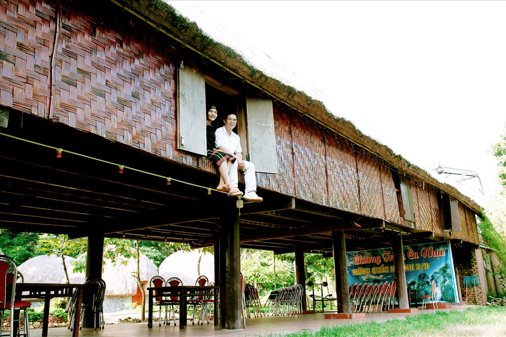  Đến với Đắk Nông, du khách luôn mong  muốn tìm về với giá trị văn hóa bản địa với nhà sàn, ăn cơm lam. Ảnh:HL