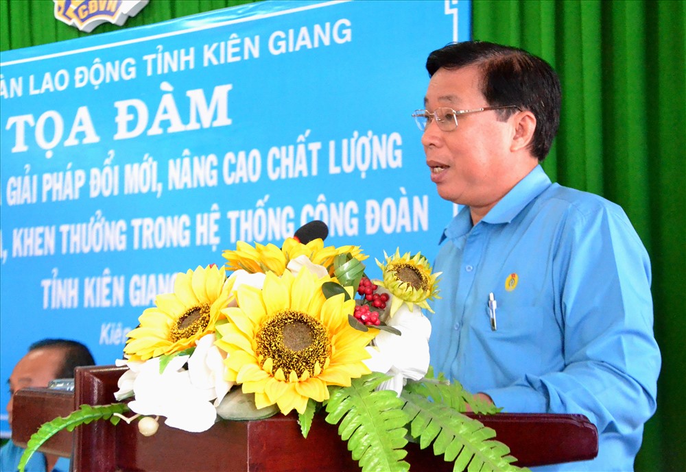 Chủ tịch LĐLĐ Kiên Giang Trần Thanh Việt phát biểu gợi mở buổi tọa đàm. Ảnh: LT