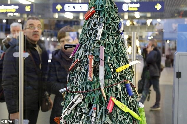 Một vài hình ảnh cận cảnh về cây Giáng sinh từ dao, kéo, đạn, bật lửa của sân bay ở Litva. Ảnh: EPA/Reuters