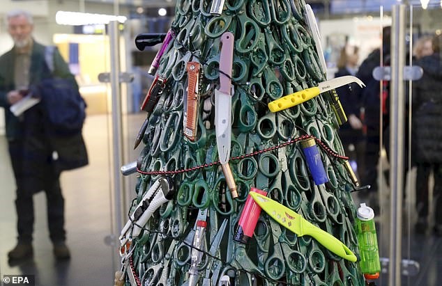 Một vài hình ảnh cận cảnh về cây Giáng sinh từ dao, kéo, đạn, bật lửa của sân bay ở Litva. Ảnh: EPA/Reuters