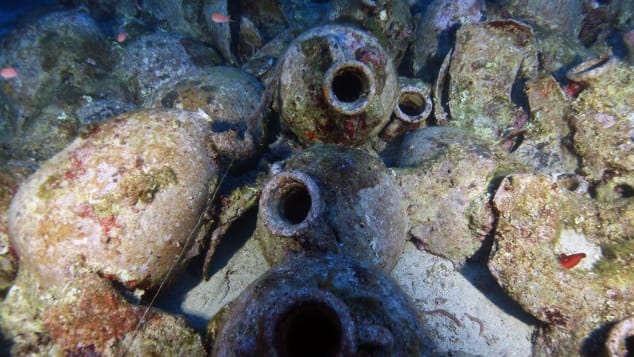 Những chiếc vò tìm thấy ở xác tàu đắm được bảo quản trong tình trạng khá tốt sau 2 thiên niên kỷ dưới đáy biển. Ảnh: CNN.