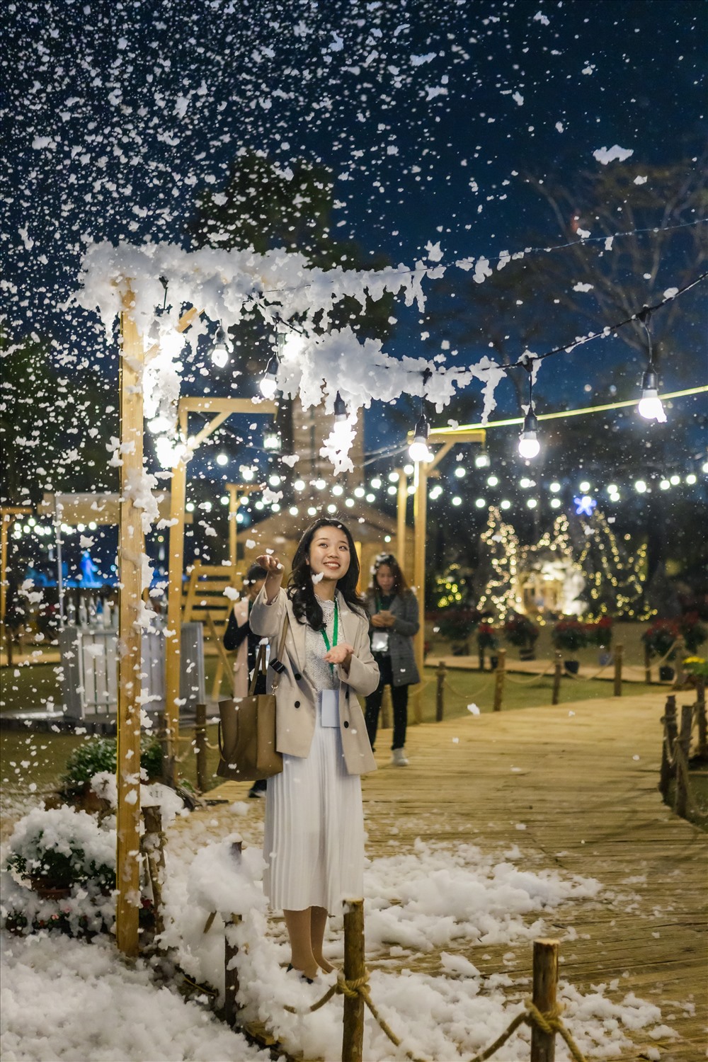 Tuyết rơi mùa Giáng Sinh Hà Nội mang đến cho bạn một trải nghiệm tuyệt vời khi cảm nhận cái lạnh của mùa đông, trước những khối tuyết cực kỳ đẹp mắt. Hãy xem những bức ảnh về tuyết rơi mùa Giáng Sinh tại Hà Nội để vừa có trải nghiệm vừa có kỷ niệm đáng nhớ.