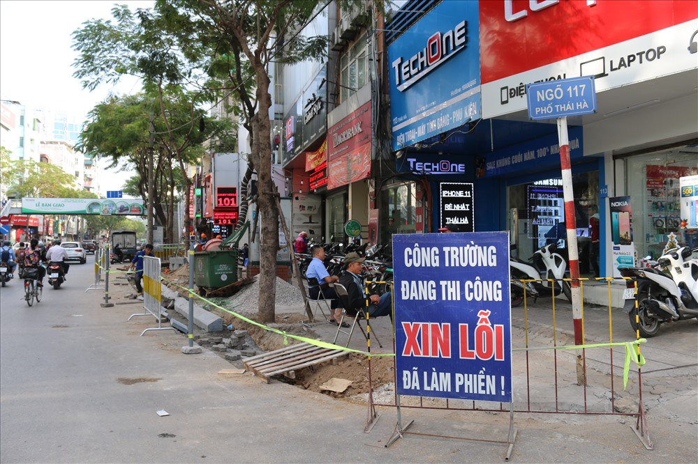 Biển báo công trình đang thi công được bắt gặp nhiều ở đường Thái Hà.