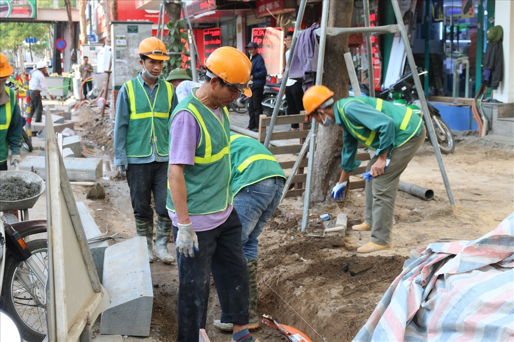 Anh Nguyễn Văn Toản, công nhân sửa chữa đường tại phố Thái Hà cho biết: “Có 3 ca để công nhân lựa chọn làm việc. Đoạn đường Thái Hà tập trung đông dân cư nên chúng tôi phải làm việc cật lực cả ngày và đêm”.