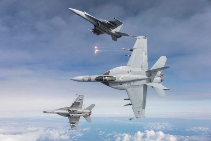 3 chiếc F/A-18E Super Hornets bay thành đội hình ở Thái Bình Dương ngày 7.3.3019 sau khi kết thúc nhiệm vụ huấn luyện. Ảnh: BQP Mỹ