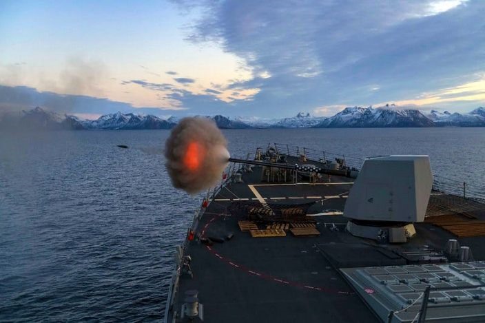 Khu trục hạm tên lửa dẫn đường USS Gridley (DDG 101) khai hỏa hải pháo nòng 5 inch Mark 45 trong buổi tập trận bắn đạn thật ở Biển Na Uy ngày 22.11.2019. Ảnh: Bộ Quốc phòng Mỹ
