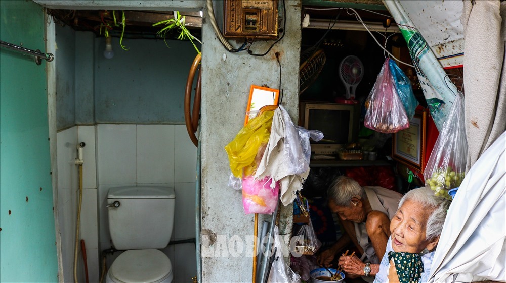 Ngôi nhà 2m2 nằm trên đường Đỗ Tấn Phong, phường 9, quận Phú Nhuận, TP Hồ Chí Minh là nơi sinh sống của vợ chồng ông Nguyễn Văn Tám (90 tuổi) và bà Phạm Thị Ngừng (88 tuổi).