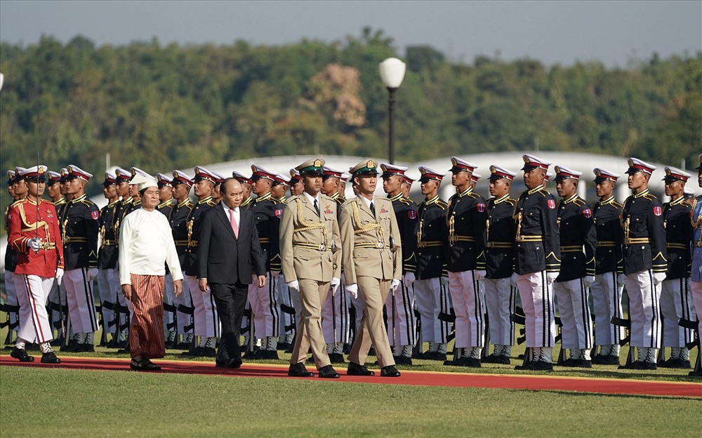 Lễ đón chính thức Thủ tướng Nguyễn Xuân Phúc được tổ chức trọng thể tại Dinh Tổng thống Myanmar, do Tổng thống Win Myint chủ trì lễ đón. Ảnh: VGP