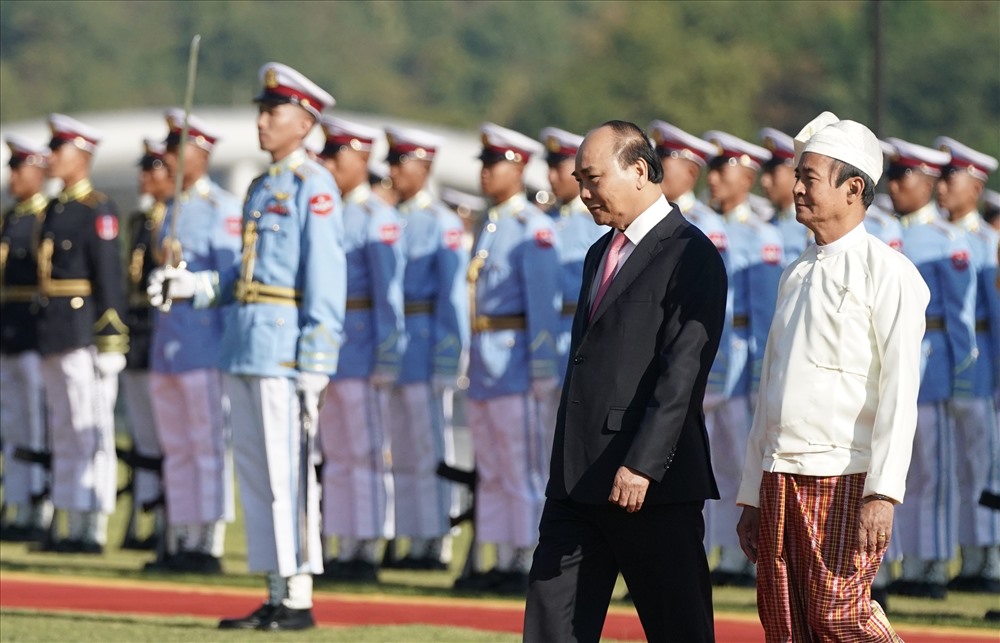 Thủ tướng Nguyễn Xuân Phúc và Tổng thống Myanmar Win Myint duyệt đội danh dự. Ảnh: VGP