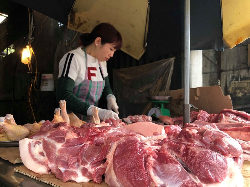 Giá thịt lợn tăng chóng mặt những ngày qua.
