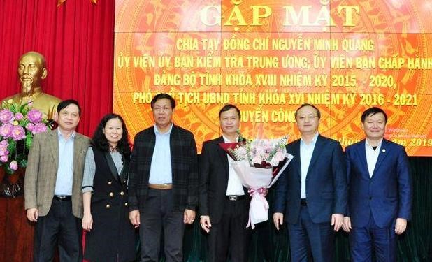 Lãnh đạo tỉnh Hưng Yên chúc mừng ông Nguyễn Minh Quang. Ảnh TTXVN