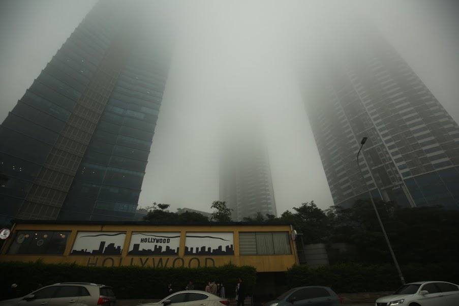 Tình trạng Hà Nội mờ mịt trong sương được ghi nhận trong nhiều ngày, khi chỉ số chất lượng không khí ở ngưỡng tím. Ảnh: Minh Hà
