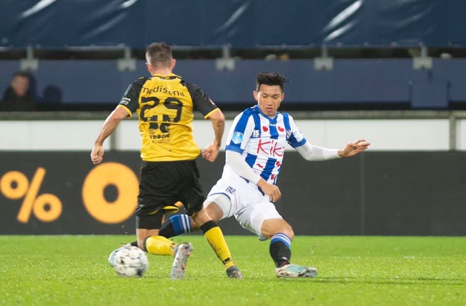 Văn Hậu đã có 4 phút đầu tiên được thi đấu cho đội 1 của SC Heerenveen. Ảnh: SC Heerenveen