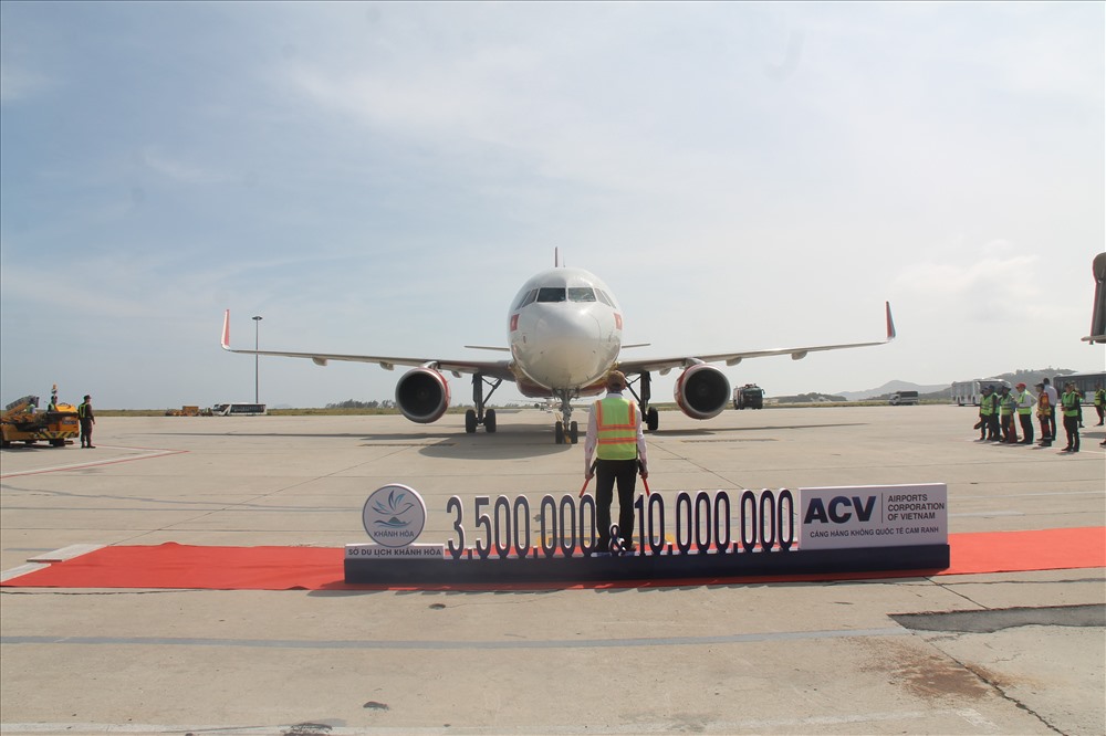 Chuyến bay VJ837, chặng bay từ Incheon (Hàn Quốc) - Cam Ranh của Hãng hàng không Vietjet Air hạ cánh, chào đón 2 vị khách đặc biệt. Ảnh: Nhiệt Băng