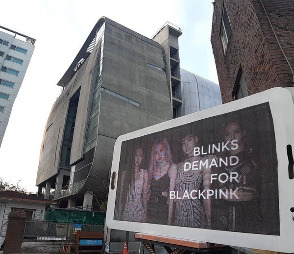Người hâm mộ đòi quyền lợi cho BlackPink ngay tại trụ sở YG.