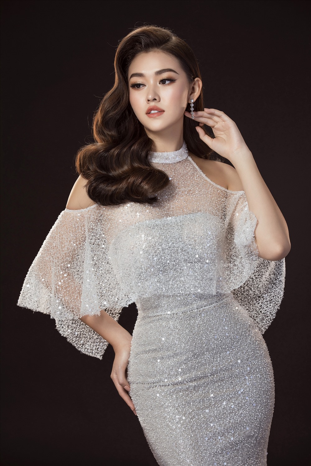 Mới đây, sau hơn 1 tháng kết thúc Miss International, cô đã nhận thêm một tin vui, đó là đại diện Việt Nam đã lọt top 10 “Trang phục dân tộc đẹp nhất“. Ảnh: SV.