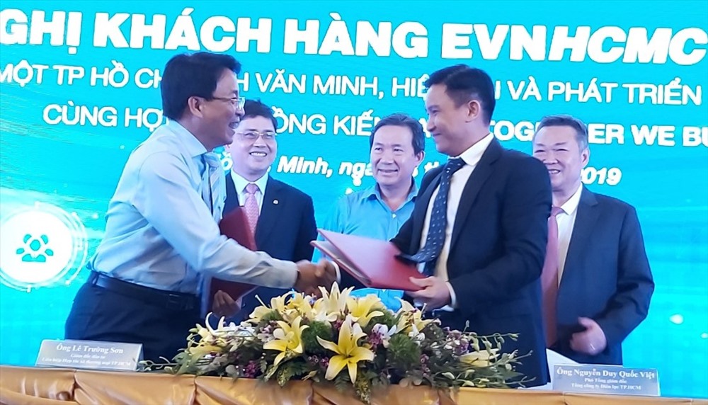 Đại diện SAIGON CO.OP (bên trái) ký kết thỏa thuận với EVNHCMC về việc sử dụng điện mặt trời tại các siêu thị thuộc hệ thống SAIGON CO.OP. Ảnh Nam Dương