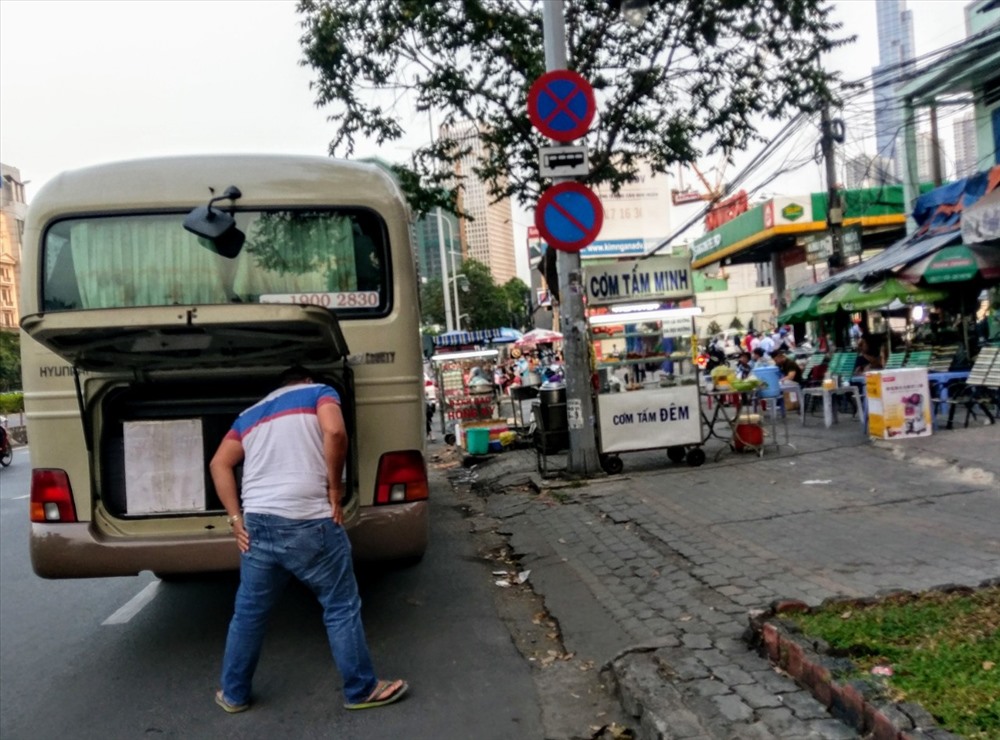 Kừ ngày 8.12, Sở GTVT TP.Hồ Chí Minh cấm ôtô khách dừng đỗ trên đường Điện Biên Phủ (từ ngã tư Hàng Xanh đến cầu Sài Gòn) nhằm đảm bảo an toàn giao thông, giảm ùn tắc ở khu vực này. Tuy nhiên, rất nhiều xe khách vẫn dừng xếp hàng hóa, đón trả khách bất chấp biển cấm.