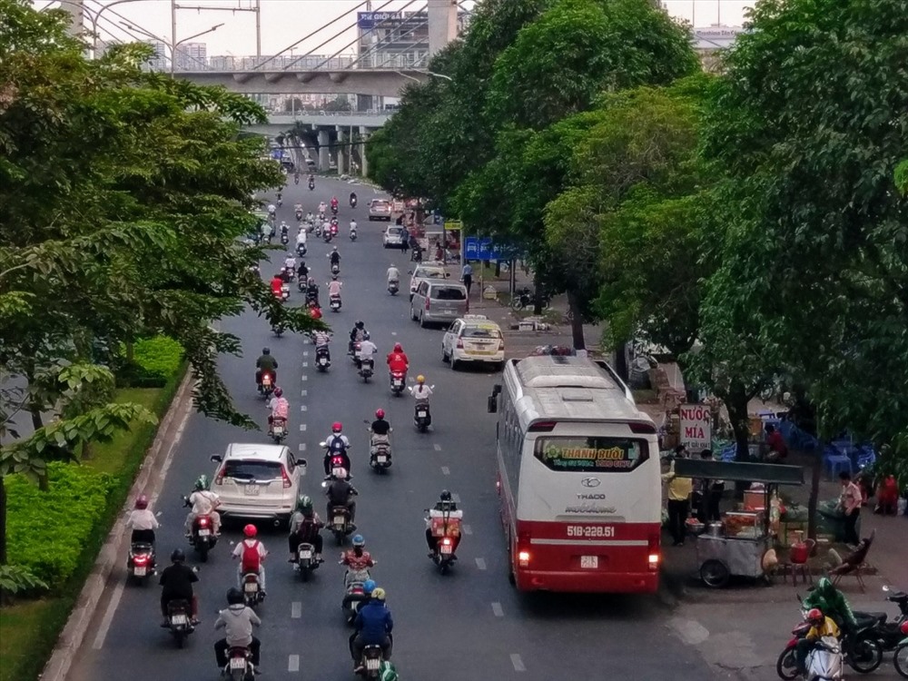 Trên đường Điện Biên Phủ - đoạn gần giao lộ với đường Nguyễn Văn Thương (D1 cũ), điểm bán vé của nhà xe Thành Bưởi cũng liên tục có tình trạng xe khách dừng, đỗ để đón khách.