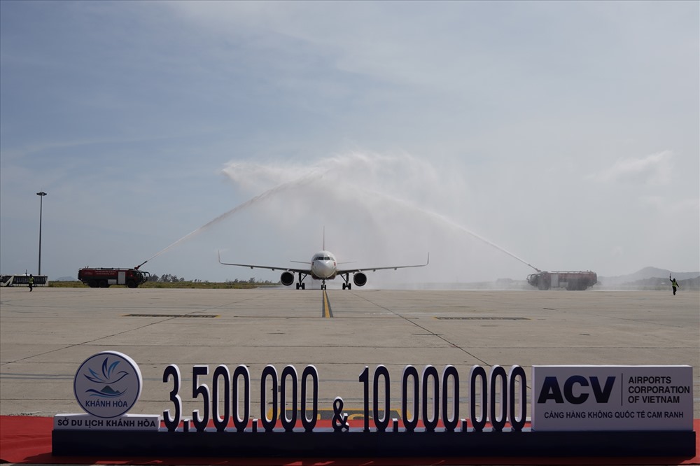 Chuyến bay VJ837 chào đón vị khách thứ 10 triệu và khách du lịch quốc tế thứ 3,5 triệu qua Cảng Hàng không Quốc tế Cam Ranh năm 2019. Ảnh PV