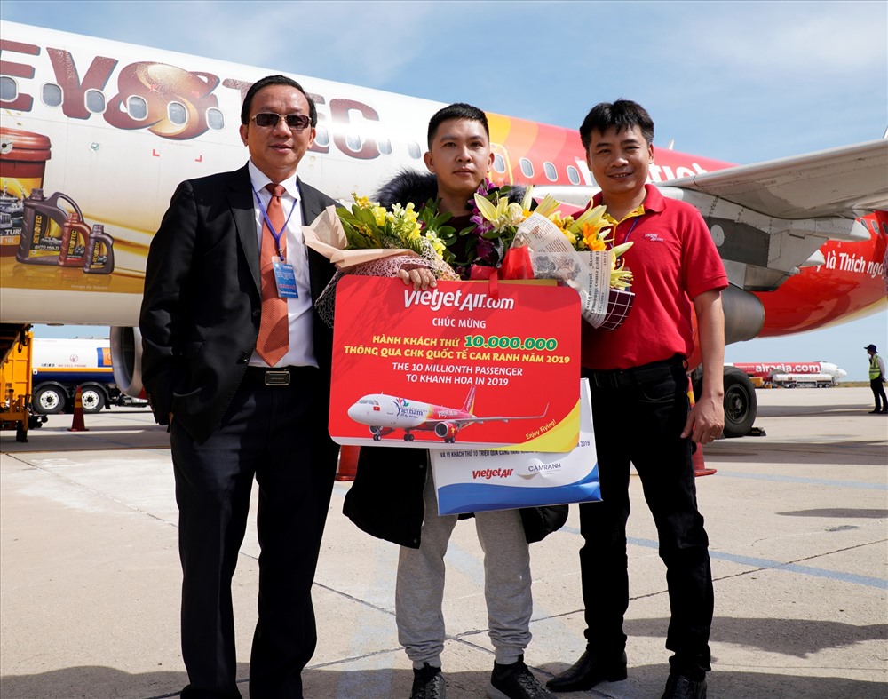 Phó Tổng Giám đốc Vietjet Đỗ Xuân Quang chào đón hai vị khách đặc biệt.