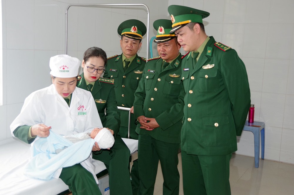 Bé sơ sinh được thăm khám sức khỏe tại Đồn Biên phòng Quảng Đức. Ảnh: Hữu Việt
