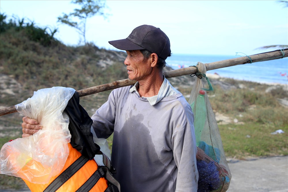 Ông Hồ Tá (63 tuổi, trú tại thôn 4, xã Gio Hải, huyện Gio Linh) cùng một người thân lên chiếc thuyền 6CV của gia đình vào lúc 4h sáng ngày 18.12 để thả lưới cách bờ 5 hải lý. Khi trở vào, thuyền của ông Tá đánh bắt được 50kg cá cháo, bán với giá 70 nghìn đồng/kg, thu được 3,5 triệu đồng.