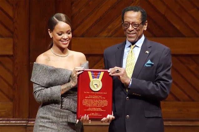 Rihanna nhận giải thưởng nhân đạo của đại học Harvard - Ảnh : Rihanna Viet fan