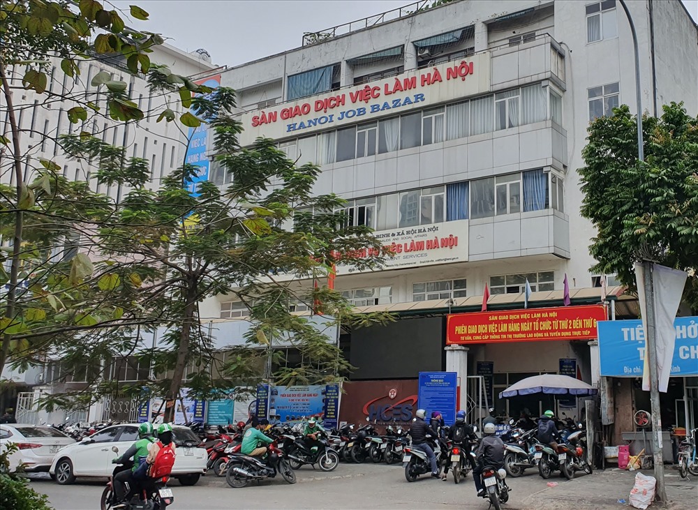 Trụ sở chính của Trung tâm Dịch vụ việc làm Hà Nội tại số 215 Trung Kính.