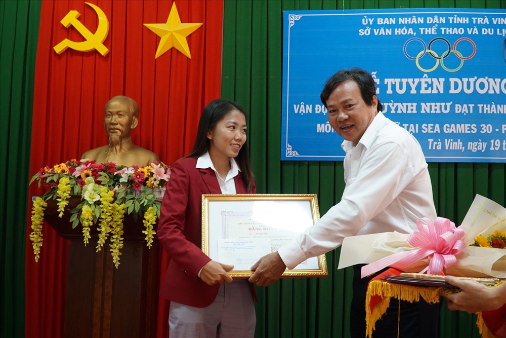Phó Chủ tịch Thường trực UBND tỉnh Trà Vinh Lê Văn Hẳn tặng bằng khen cho Huỳnh Như