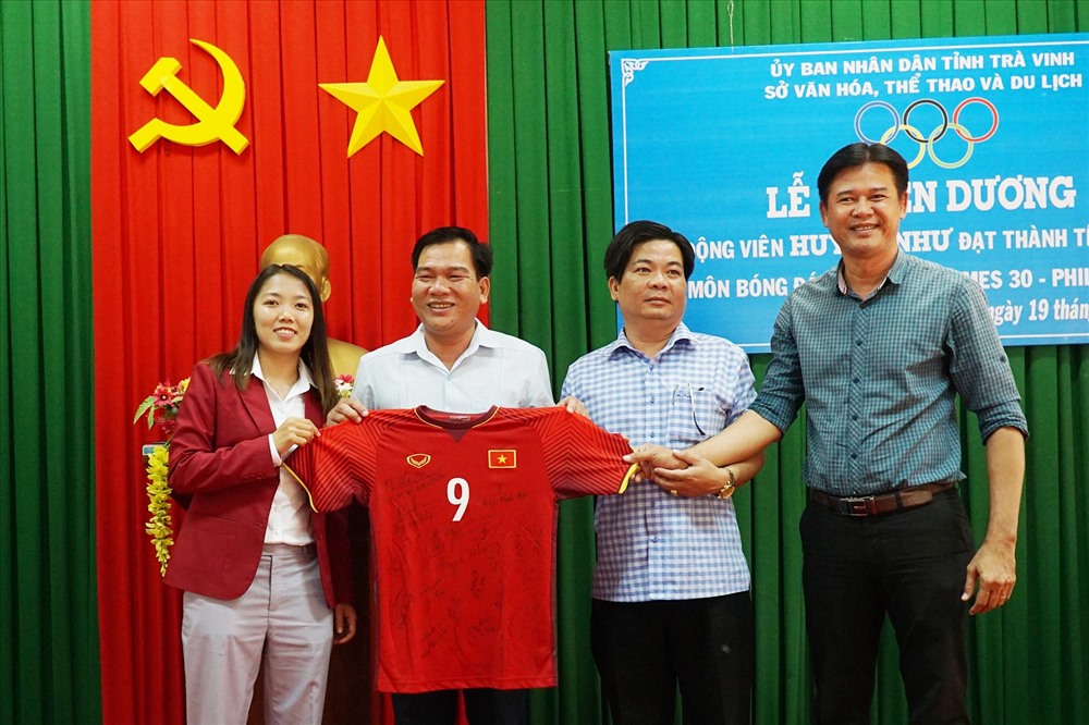 Huỳnh Như tặng chiếc áo đấu có chữ ký của các thành viên đội tuyển nữ quốc gia cho Ban Giám đốc Sở Văn hóa, thể thao và Du lịch tỉnh Trà Vinh