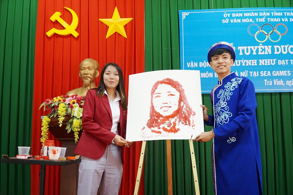 Em Nguyễn Bình Thuận, sinh viên Trường ĐH Trà Vinh tặng bức tranh do mình vẽ cho tuyển thủ Huỳnh Như