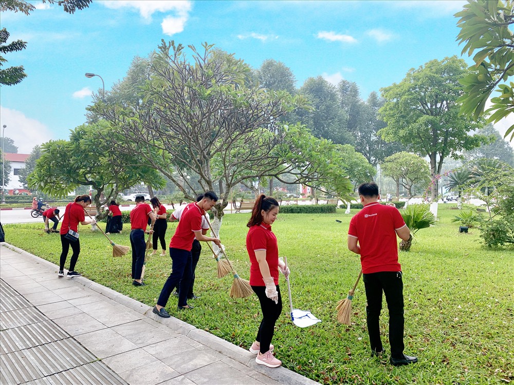 Các chi nhánh tham gia làm sạch công viên...