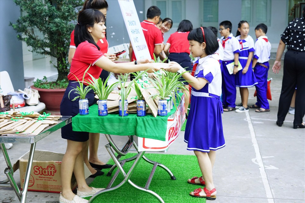 SeABank Tiền Giang cùng các em học sinh Khối 5 - trường tiểu học Thủ Khoa Huân trở thành những chiến binh xanh cho môi trường.